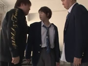 日本學生妹 唯井真尋 給多位男同學輪流輸出